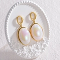 Orecchini dorati con pietre ovali iridescenti su supporto a rilievo floreale - Stile Ovale (JZE713)