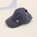 Détail de la visière pare-soleil gris foncé avec logo HA brodé blanc et finitions soignées - Gris