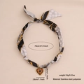 Collana foulard di seta retrò con ciondolo a cuore dorato e resina ambrata - Sciarpa con Stampa a Catena Bianco Nero Pendente a Cuore Pietra Marrone Oro (2#)