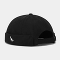 Dettaglio del cappello docker nero con ricamo a dinosauro e cinturino in metallo - Regolabile / Nero