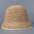 Detailansicht der feinen Webstruktur und weißen Kante am beigen Raffia-Anglerhut - M / Beige