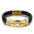Bracciale in pelle nera intrecciata con chiusura e decorazioni in acciaio dorato - Stile B Oro (KB137418-KFC)