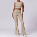 Conjunto de yoga beige de dos piezas con top corto sin mangas y pantalón de campana de talle alto - S / Lino