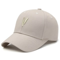 Berretto da baseball in cotone beige con ricamo dorato della lettera V sulla parte frontale - Ricamo Dorato / Cachi