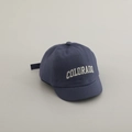 Detail der Colorado-Stickerei auf der marineblauen Baby-Baseballkappe aus Baumwolle - COLORADO-Blau