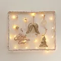 Weihnachts-Wanddeko-Set mit LED, goldenen Flügeln und weißem Holzrahmen, Größe 61x51cm - Rechteckiges Netz Gold Set Mit Licht