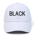 Weiße Baseballkappe aus Baumwolle mit schwarzer BLACK-Stickerei auf weißem Grund - Verstellbar / Weiß