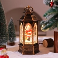 Nahaufnahme der Vintage-Weihnachtslaterne aus Bronze mit Weihnachtsmann und Schneeeffekt - Weihnachtsmann am Telefon