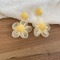 Detaillierte Nahaufnahme von gelben Raffia-Steckern mit weißen Chiffon-Blütenohrringen - 3# Silberstift-Stil / Gelb