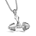 Pendentif haltère en acier titane argenté avec chaîne box pour homme style fitness - Main tenant un haltère avec chaîne en acier inoxydable