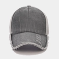 Dettaglio del cappello trucker grigio scuro con denim consumato e trama a rete - Regolabile / Grigio