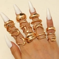 Detailansicht goldener Ringe mit unregelmäßiger Lavatextur an der Hand eines Models - Goldene Lava-Textur Irreguläre Ringe (0957)