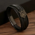 Detail eines schwarzen Lederarmbands mit Metall-Tigerkopf und praktischem Magnetverschluss - Schwarz/Mattschwarz