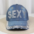 Détail d'une casquette en denim avec lettrage SEXY scintillant en strass argentés - No.14-Lettre SEXY-Bleu
