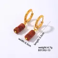 Élégantes boucles d'oreilles dorées avec pendentifs cylindriques en pierre de soleil - Grès Rouge - Trois Perles