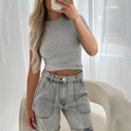 Eng anliegendes graues Rundhals-T-Shirt mit hoch taillierter gewaschener grauer Jeans - Gemischt Grau