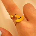 Detail van gouden Halloween ring met een heksenhoed en belletje om een vinger gedragen - Toverenaarshoed Stijl (04 18K Echt Goud A-441)