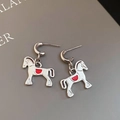 Vue détaillée des boucles d'oreilles cheval en argent avec selle rouge gravée - Cheval Selle Rouge Argenté (48#)