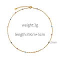 Collana a catena dorata con perle colorate smaltate e un raffinato design minimalista moderno - Oro