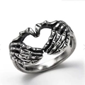 Gothic Ring mit Skeletthänden in Herzform aus oxidiertem Silber für Biker-Stil - US 5 / Antik Silber