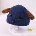 Detail der flauschigen Winter-Babymütze mit dunkelblauem Pelz und braunen Strickohren - 2-5 Jahre / Blau