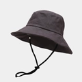 Vue détaillée du chapeau bob gris anthracite à large bord avec cordon de serrage réglable - Gris