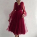 Elegante wijnrode mesh mini-jurk met V-hals, lange lantaarnmouwen en wespentaille - S (US 2) / Bordeauxrood