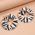 Dettaglio del tessuto zebrato su orecchini a cerchio geometrici a spirale in cotone - Stampa Zebra Bianco e Nero (Perno in Argento)