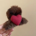 Vue détaillée de la pince à cheveux en peluche marron avec un cœur en feutre de laine rouge - Pince Café-Cœur Rouge