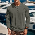Detailaufnahme von grau-grünem Henley-Shirt mit Knopfleiste und gerippter Stoffstruktur - Armeegrün