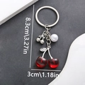 Llavero plateado con cerezas rojas de resina y perla, longitud total de unos 8,3 cm - Cereza Roja Tono Plata (Cadena de Plata)