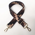 Tracolla jacquard regolabile da 3,8 cm con motivo geometrico e ganci in metallo dorato - Camo Nero-Caffè-Beige / Nero