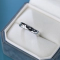Ring aus S925 Sterlingsilber mit Mond- und Sternenmuster in einer blauen Schmuckschatulle - 925er Silber / Herrenstil