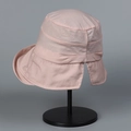 Dettaglio cappello parasole in nylon rosa impermeabile con spacco posteriore per coda di cavallo - Cappello da sole rosa a pieghe con apertura per coda di cavallo / Rosa