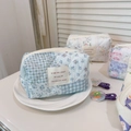Beauty case quadrato in cotone trapuntato a fiori in stile country francese con zip - Floreale a quadri blu