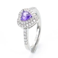 Detailansicht eines silbernen Herzrings mit violettem Zirkonia und weißen Kristallen - Silber - Dunkelvioletter Zirkonia