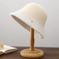 Dettaglio cappello bucket in maglia crema con logo dorato e finitura effetto lana - 56-58cm / Parte Superiore Bianca Tesa Bianca