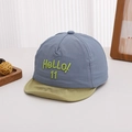 Dettaglio cappellino neonato con ricamo HELLO 11 e visiera morbida bicolore vintage - 48-50cm (6-20 Mesi) / Blu