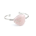 Detail van handgemaakte zilveren armband met hartvormige roze kwarts natuursteen - Natuurlijk / Rozenkwarts