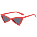 Modische rote Cat-Eye Sonnenbrille in Dreiecksform mit dunkelgrauen Gläsern für Damen - Roter Rahmen Graue Gläser