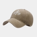 Dettaglio del cappello da baseball in cotone marrone lavato con stampa scritte - Cachi
