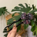Detalle de horquilla de acetato para el pelo con flores de color púrpura oscuro - Aprox. 13cm / Púrpura Ojo de Gato