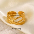 Dettaglio dell'anello incrociato multistrato dorato con fascia interna da 1,7 cm regolabile - Anello a Linea Oro