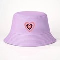 Dettaglio delle stampe a cuore a strati su questo cappello a secchiello in cotone viola - M (56-58cm) / Viola