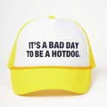 Y2K Truckerpet in geel en wit met IT'S A BAD DAY TO BE A HOTDOG print voor dames - Eén maat / Geel