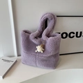 Lila Shopper aus Teddyplüsch mit Kreuznaht und niedlichem Monster-Anhänger-Detail - Lila