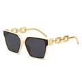Gafas de sol cuadradas de gran tamaño en crema y negro con patillas de cadena dorada - Montura Beige Lente Gris Negro
