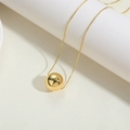 Collana con pendente a sfera placcato oro 14K su un supporto per gioielli minimale - Palla Media / Oro
