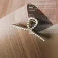 Pince à cheveux élégante en métal doré avec perles blanches en forme de double nœud - Pince à Cheveux Requin Perle Doré