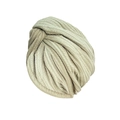 Turbante de punto verde pálido con diseño de nudo y textura acanalada en fondo blanco - verde claro